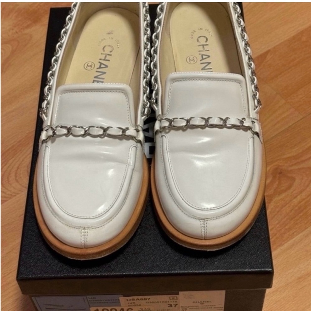 CHANEL White Leather Flats with Silver Chain Accent